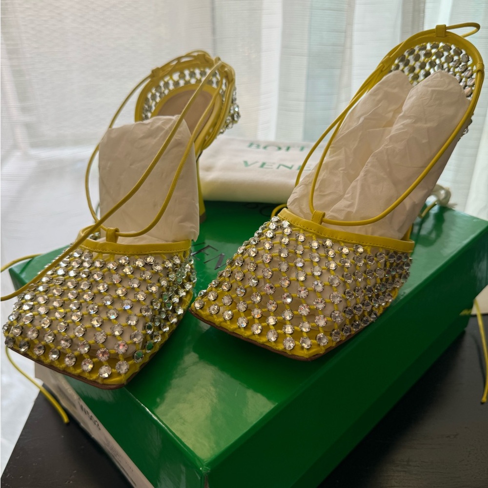 Bottega Veneta Yellow Heels with Elegant Design